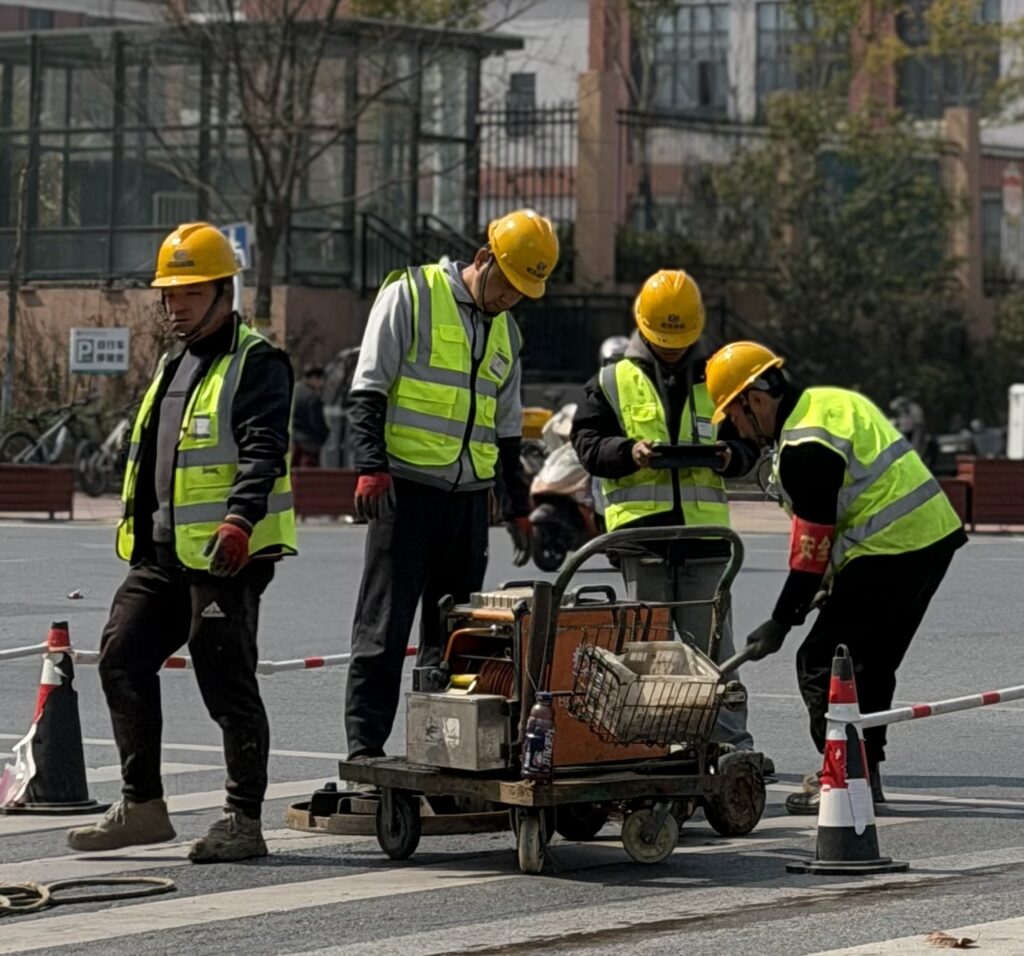 en iso 20471 high visibility clothing construction worker